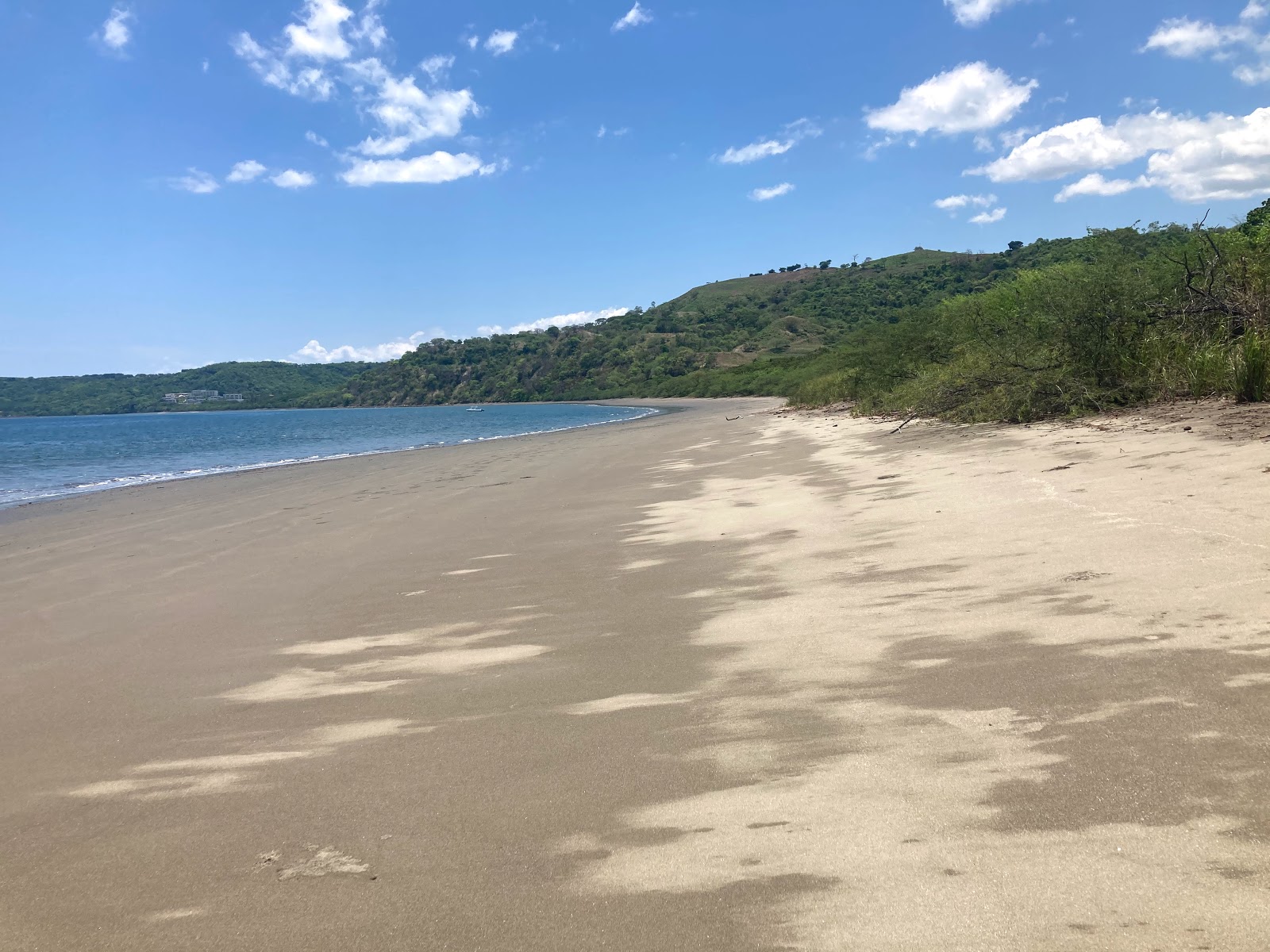 Photo de Iguanita beach avec l'eau turquoise de surface
