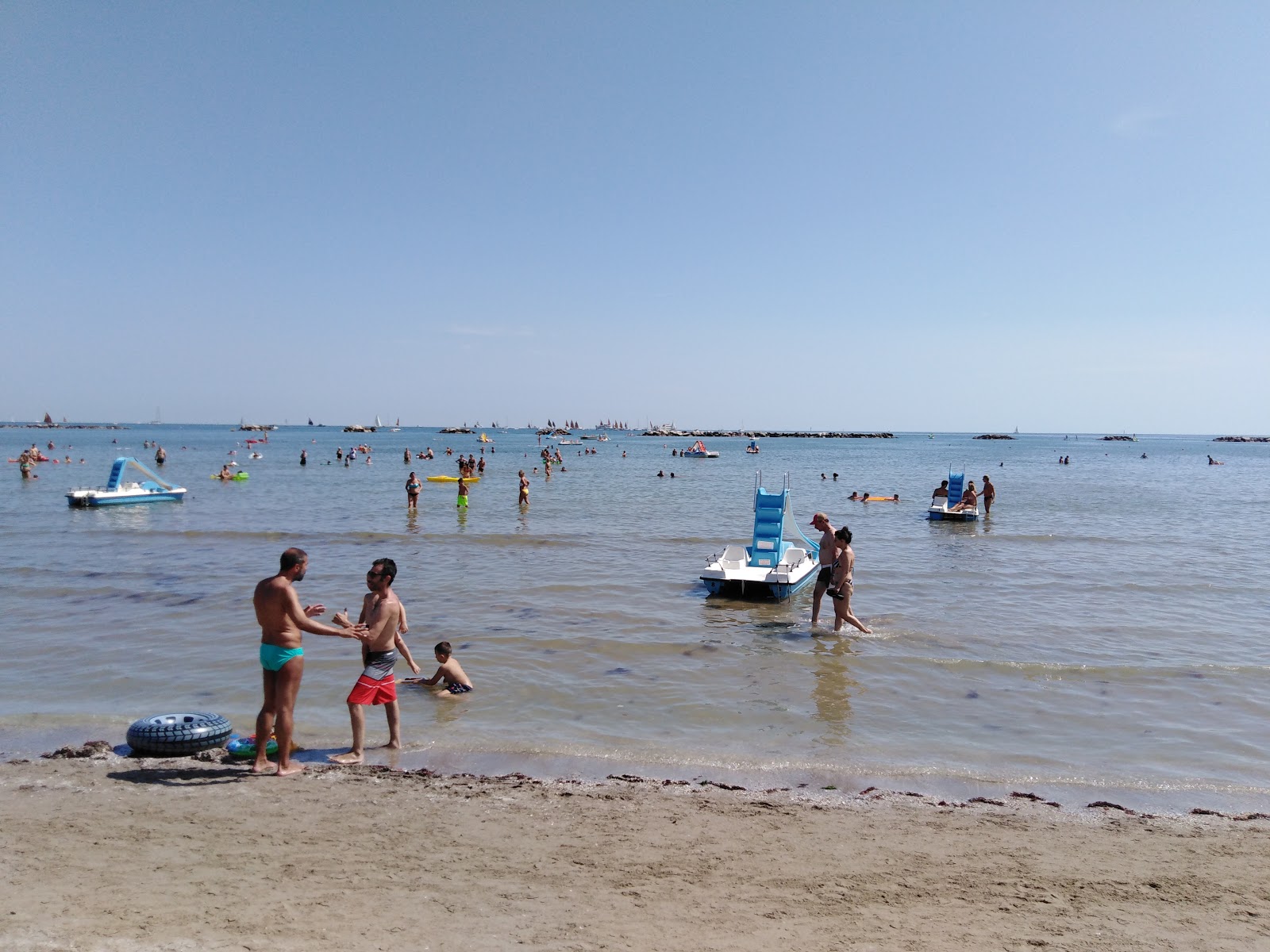 Foto de Playa Libre de Cesenatico con agua turquesa superficie