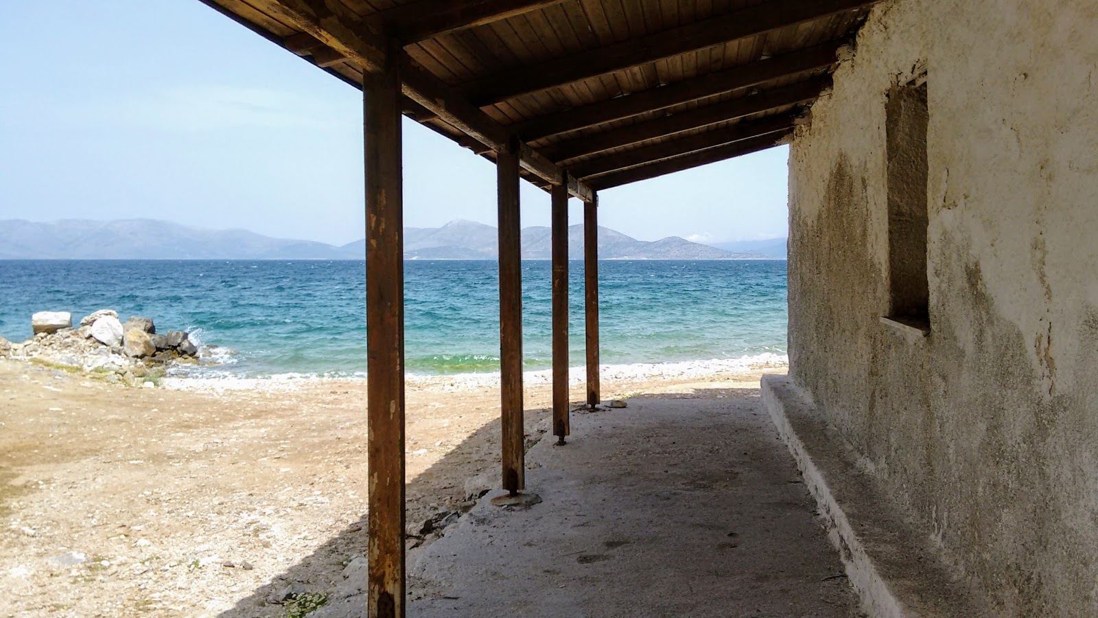 Photo de Agia Marina avec l'eau cristalline de surface