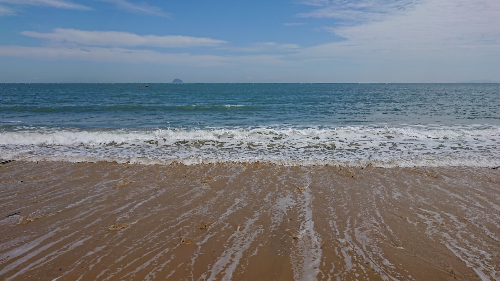 Photo de Ikgeum Beach avec l'eau cristalline de surface