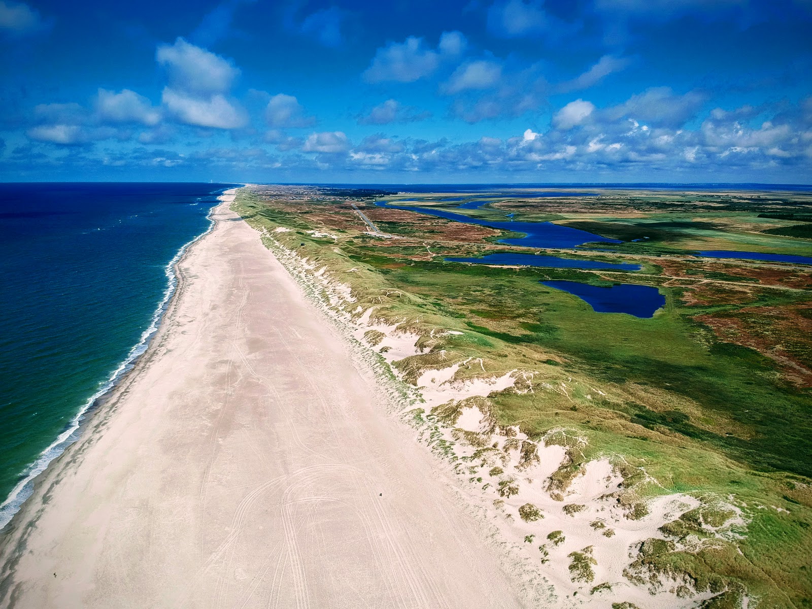 Photo de Nymindegab Beach avec sable lumineux de surface