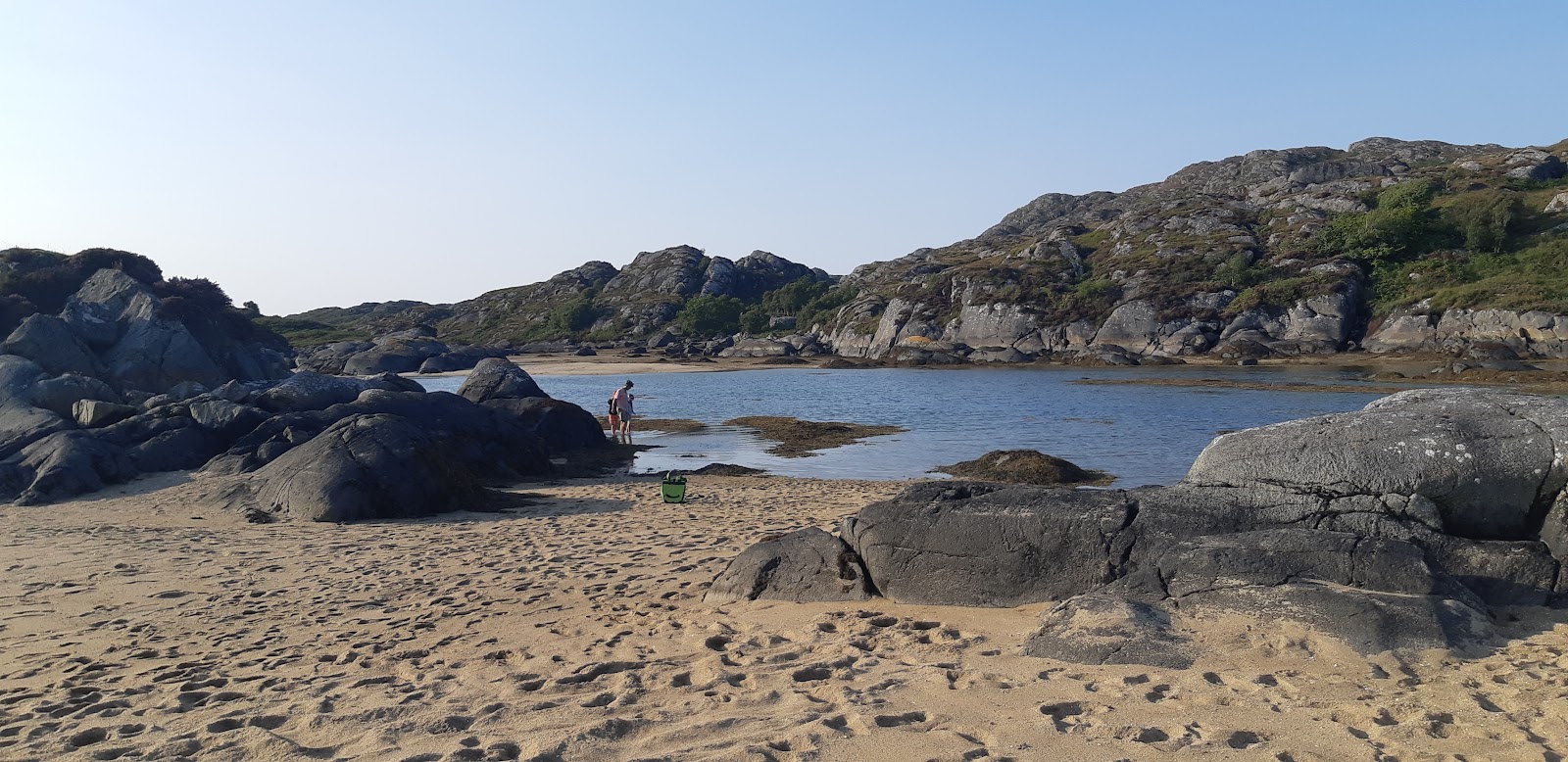 Foto van Ardtoe beach ondersteund door kliffen