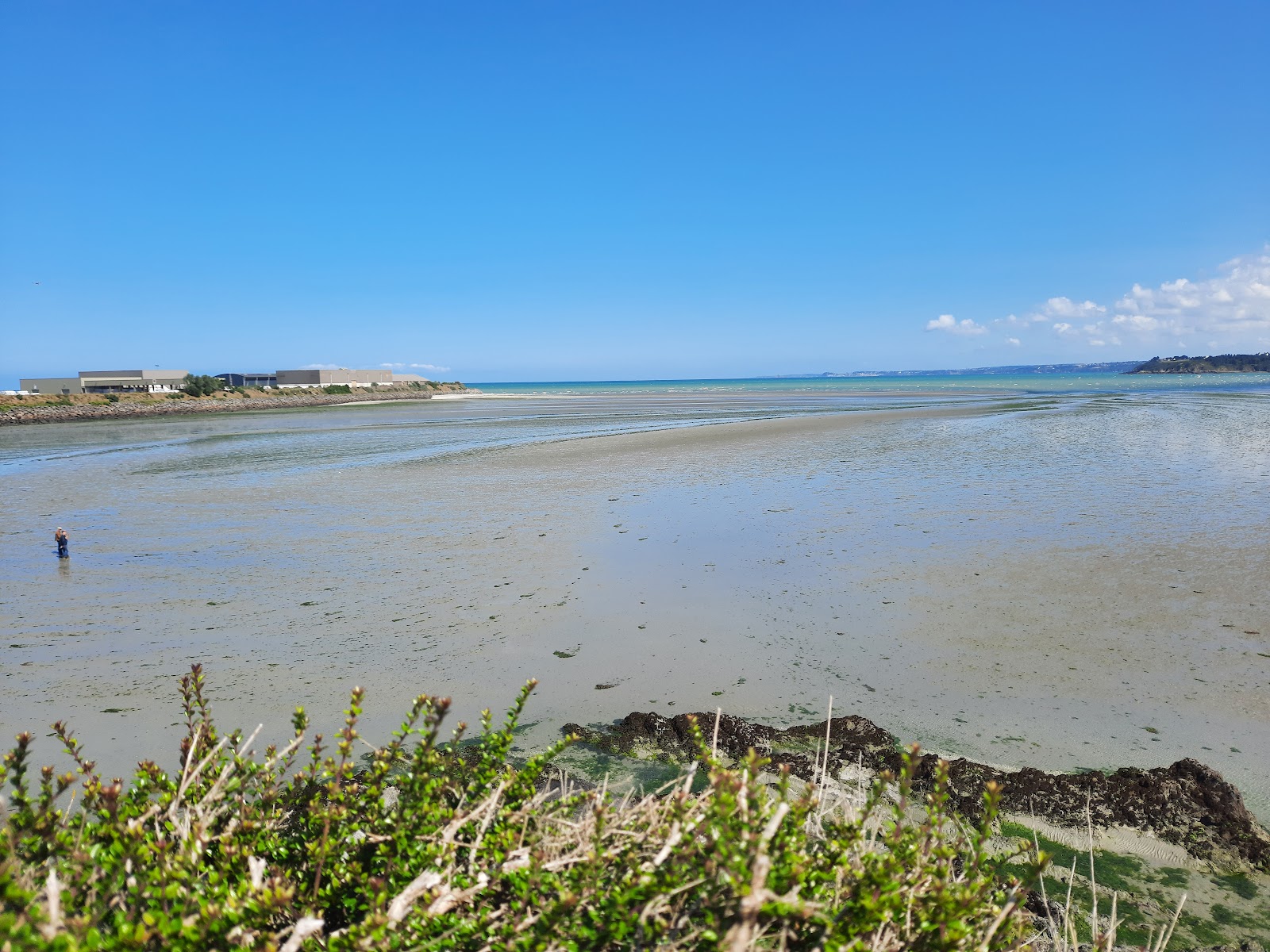 Foto di Plage du Valais con una superficie del acqua cristallina