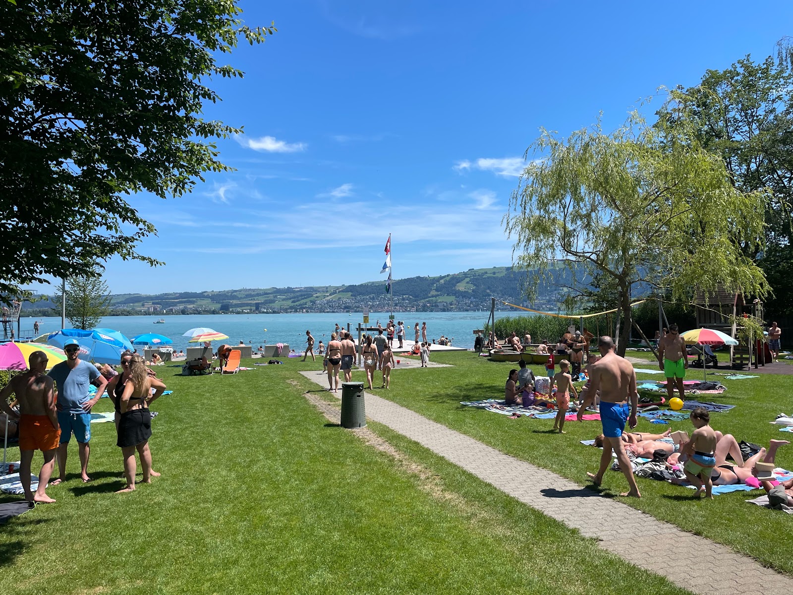 Foto von Strandbad Huenenberg mit gras Oberfläche