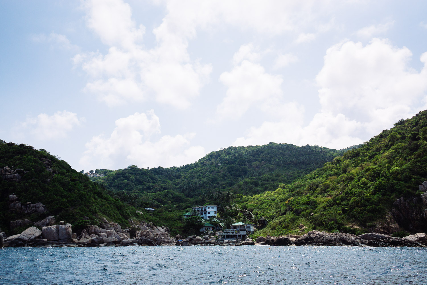 Lang Khai Bay Beach的照片 带有碧绿色纯水表面