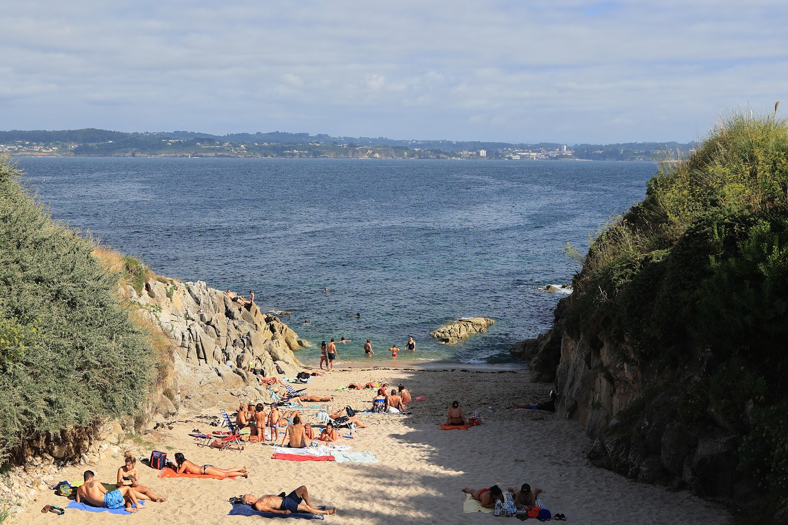 Praia de Adormideiras'in fotoğrafı çok temiz temizlik seviyesi ile