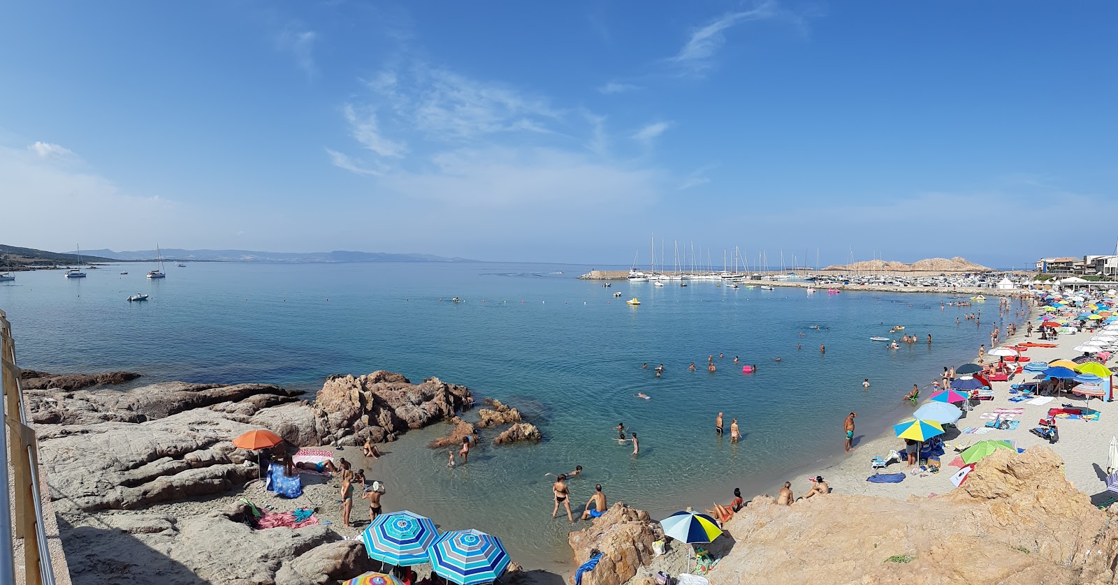 Foto von Porto Beach mit feiner beiger sand Oberfläche