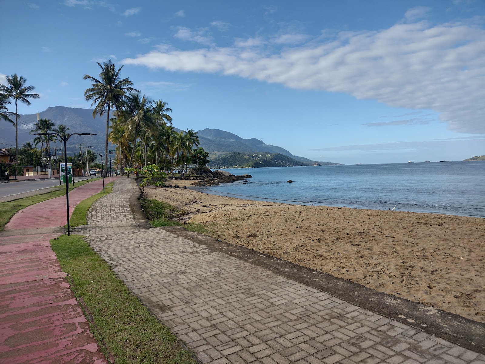 Foto de Praia de Itaquanduba e o assentamento