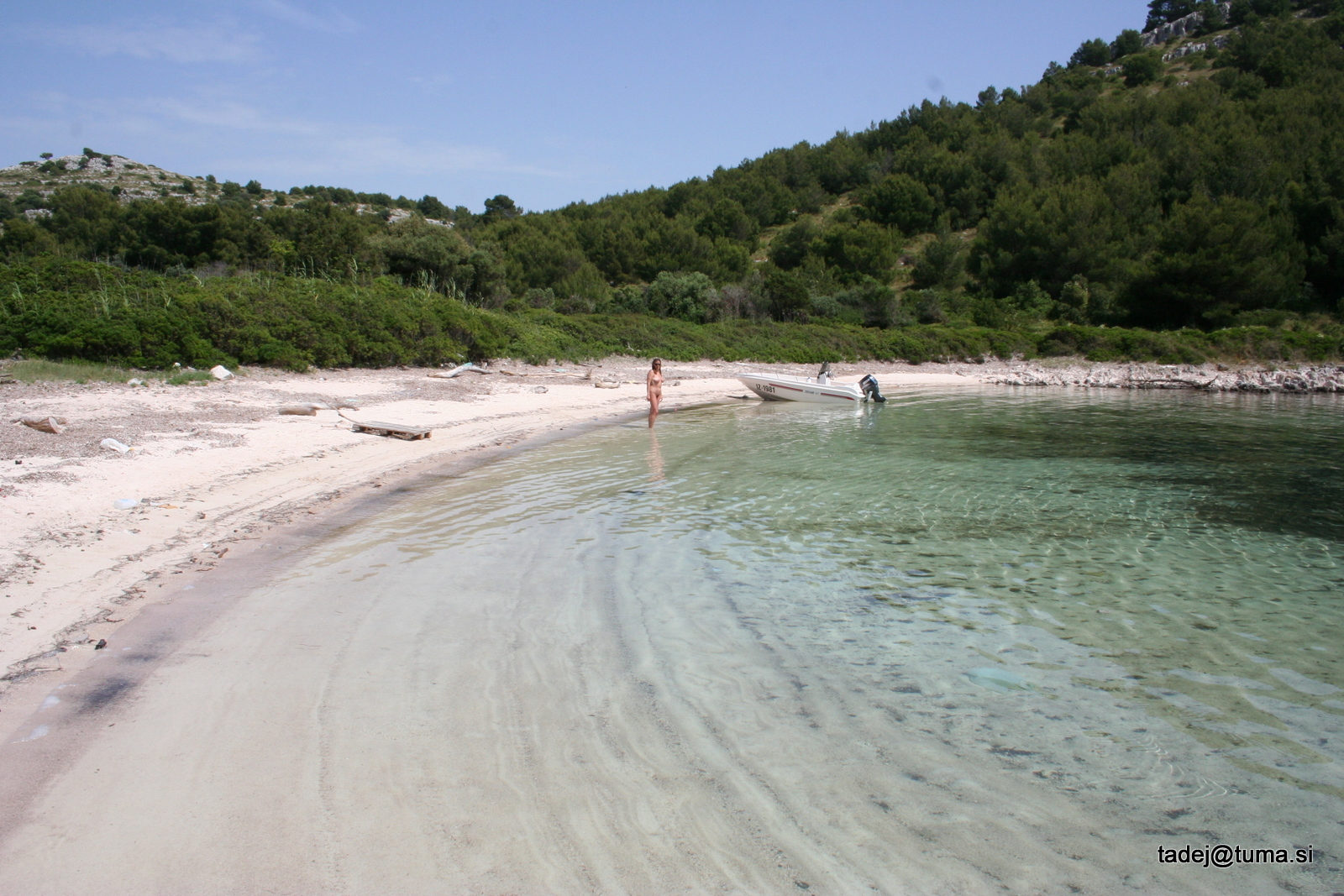 Foto van Lojisce beach met helder zand oppervlakte