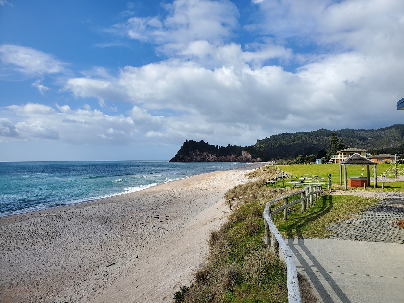 Foto von Whiritoa Beach mit langer gerader strand