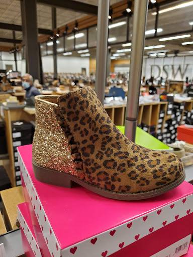 Shoe Store «DSW Designer Shoe Warehouse», reviews and photos, 2515 W 75th St, Naperville, IL 60540, USA
