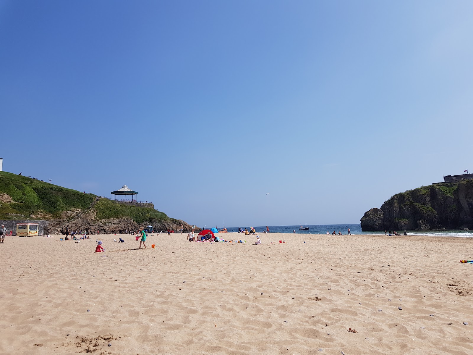 Foto di Tenby south beach con una superficie del acqua cristallina