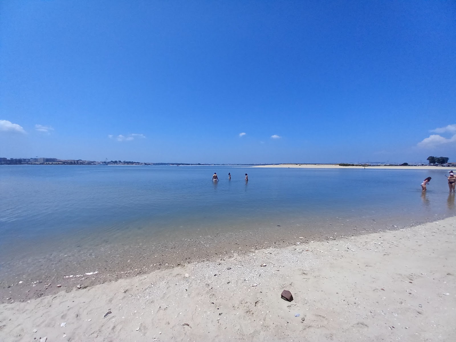 Praia Fluvial de Alburrica'in fotoğrafı - rahatlamayı sevenler arasında popüler bir yer