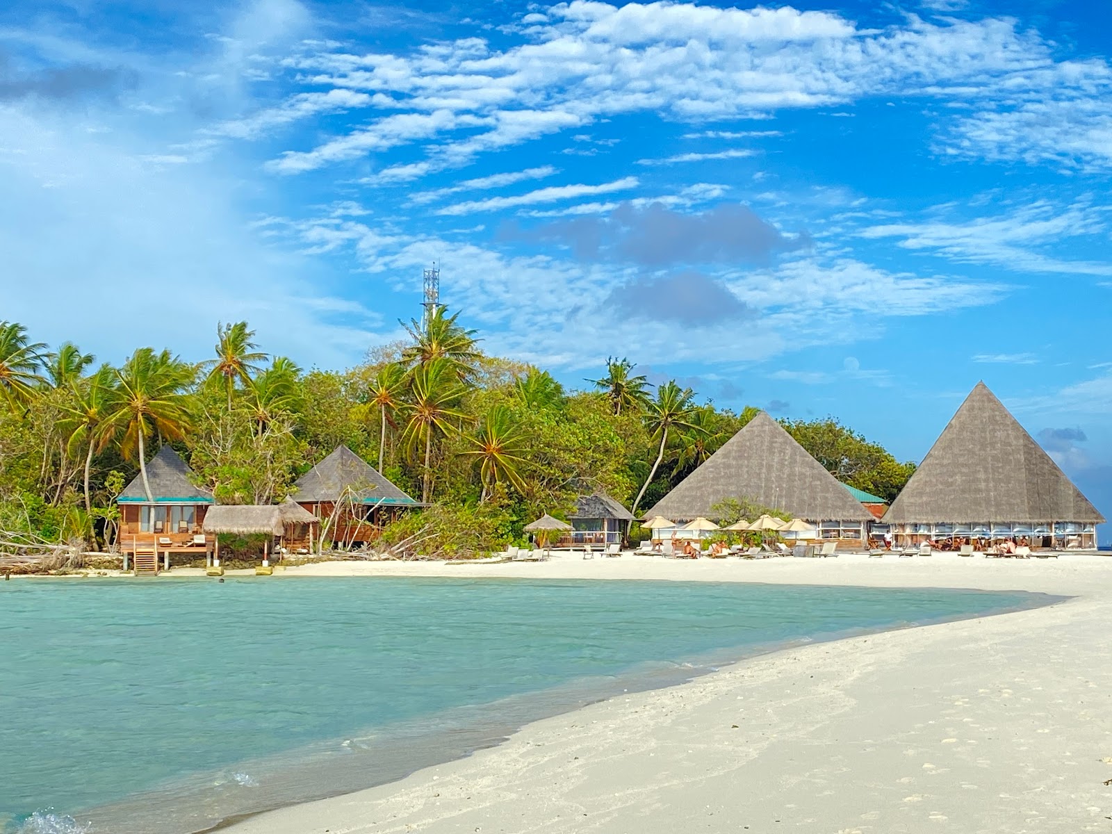 Φωτογραφία του Gangehi Island Resort με μια ευρύχωρη ακτογραμμή