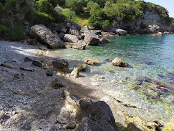 Glyko Beach'in fotoğrafı dağlarla çevrili