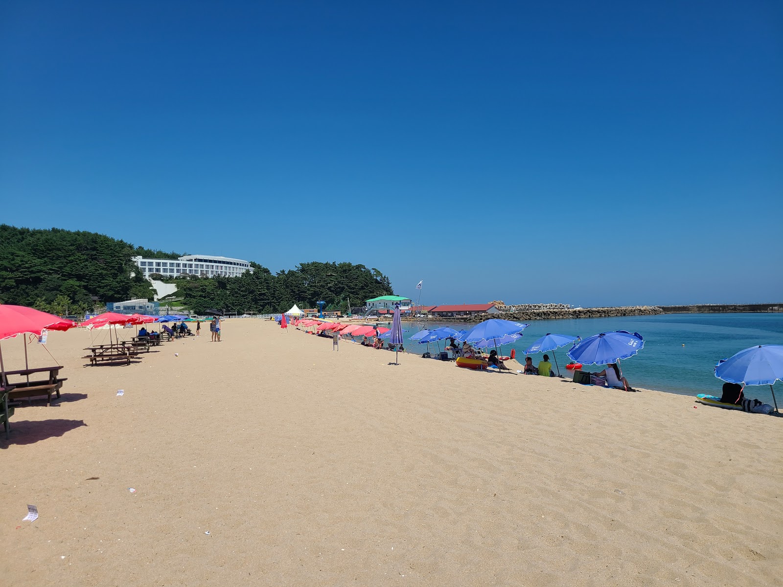 Naksan Beach的照片 带有碧绿色纯水表面