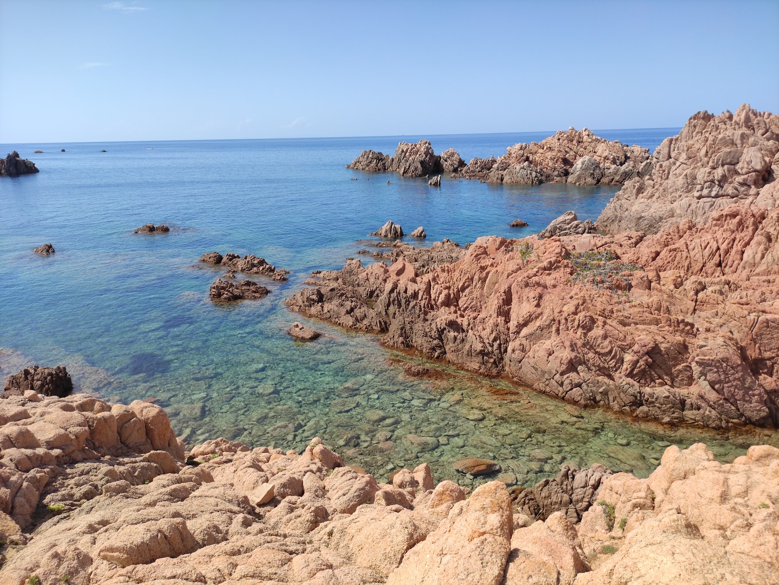 Foto van Spiaggia de La Sorgente met stenen oppervlakte