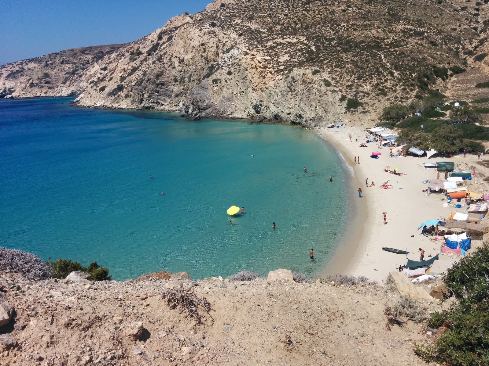Foto di Livadi beach con una superficie del sabbia beige fine