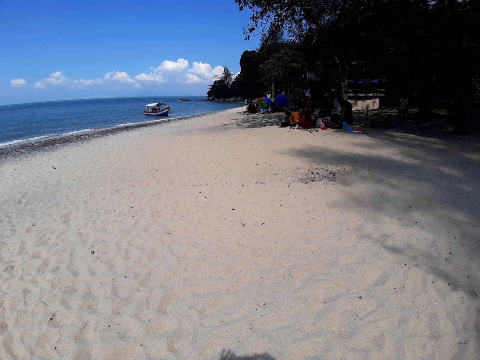 Φωτογραφία του Tropical Beach υποστηρίζεται από βράχους