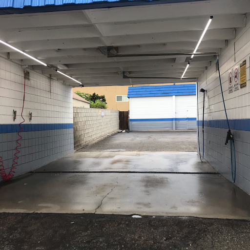 The Village Car Wash en Whittier
