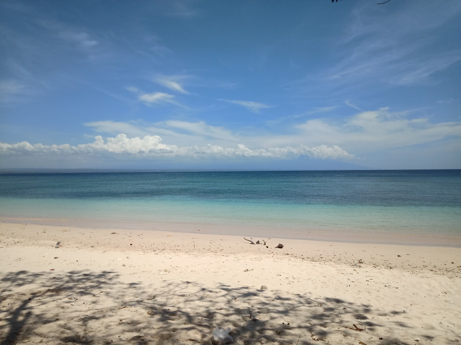 Fotografie cu Pink Beach Lombok cu o suprafață de apa pură turcoaz