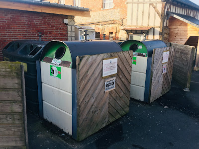 Recycling Bottle Bank à Genneville