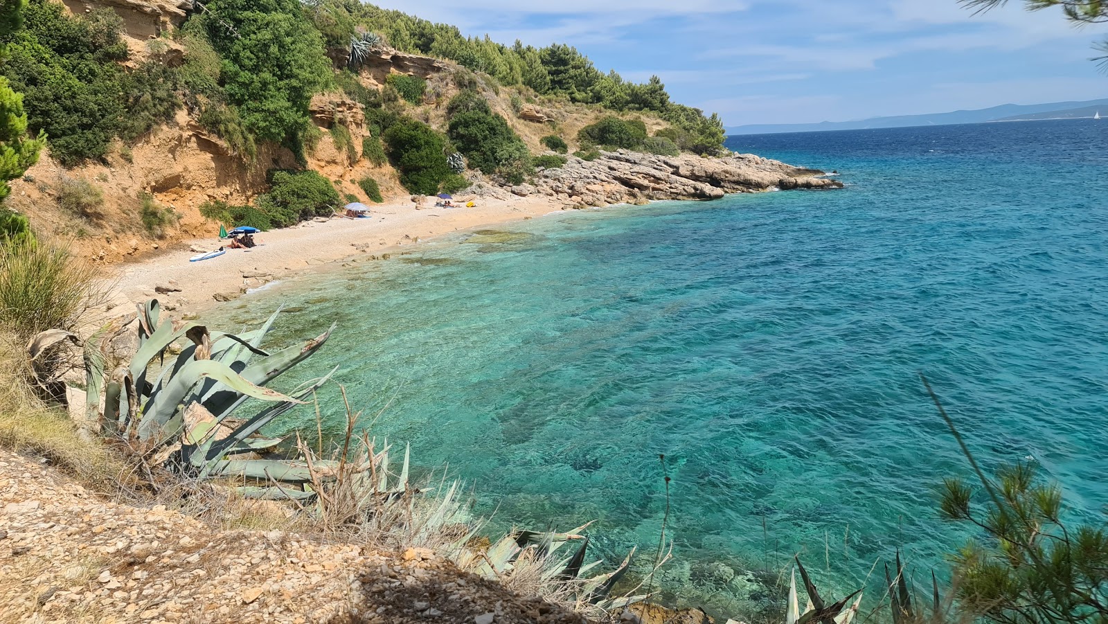 Foto von Mali Zagradac beach mit kleine, beiger kiesel Oberfläche