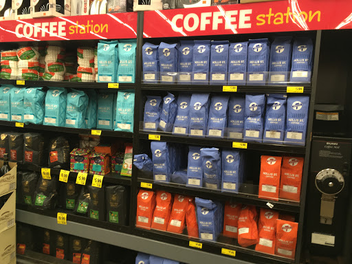 Grocery Store «Grocery Outlet Bargain Market», reviews and photos, 80 E Washington St, Petaluma, CA 94952, USA