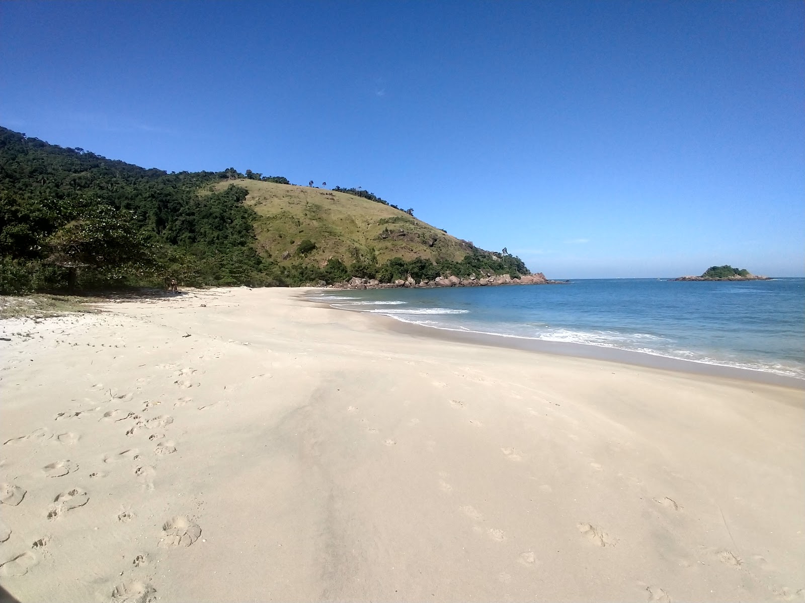 Foto von Glocken Strand mit beiger sand Oberfläche