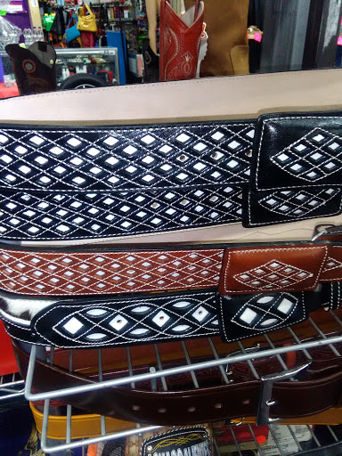 Flea Market «Fox Valley Flea Market», reviews and photos, 840 N State St, Elgin, IL 60123, USA