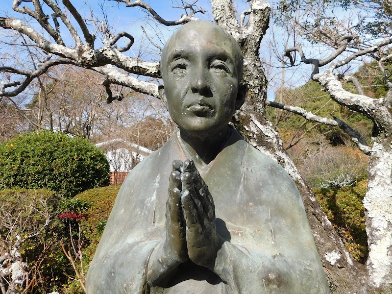 野村望東尼の像