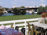 Atmosphère du Restaurant français Le Pont Vert à Grièges - n°2