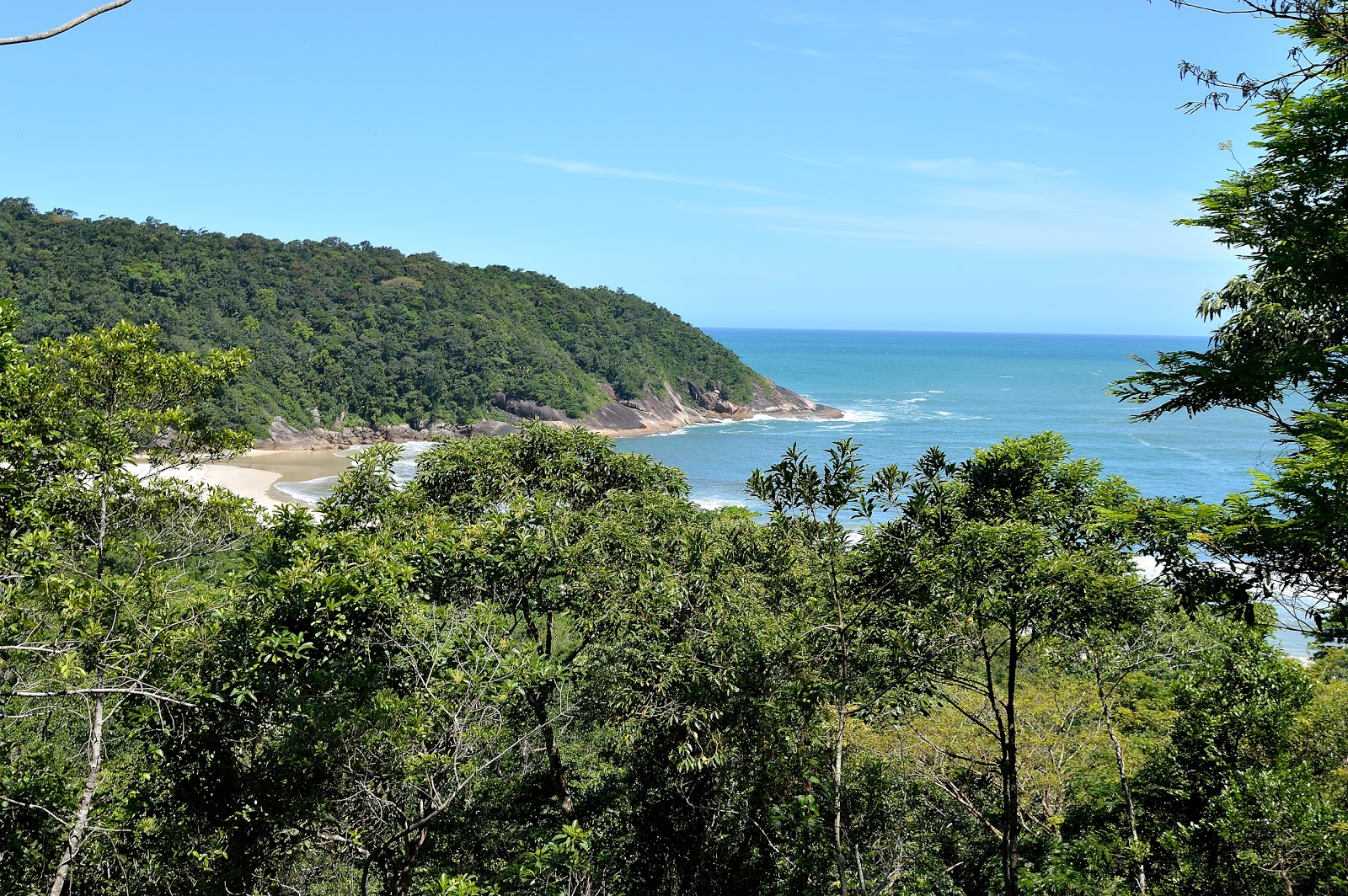 Praia Martim de Sá'in fotoğrafı uçurumlarla desteklenmiş