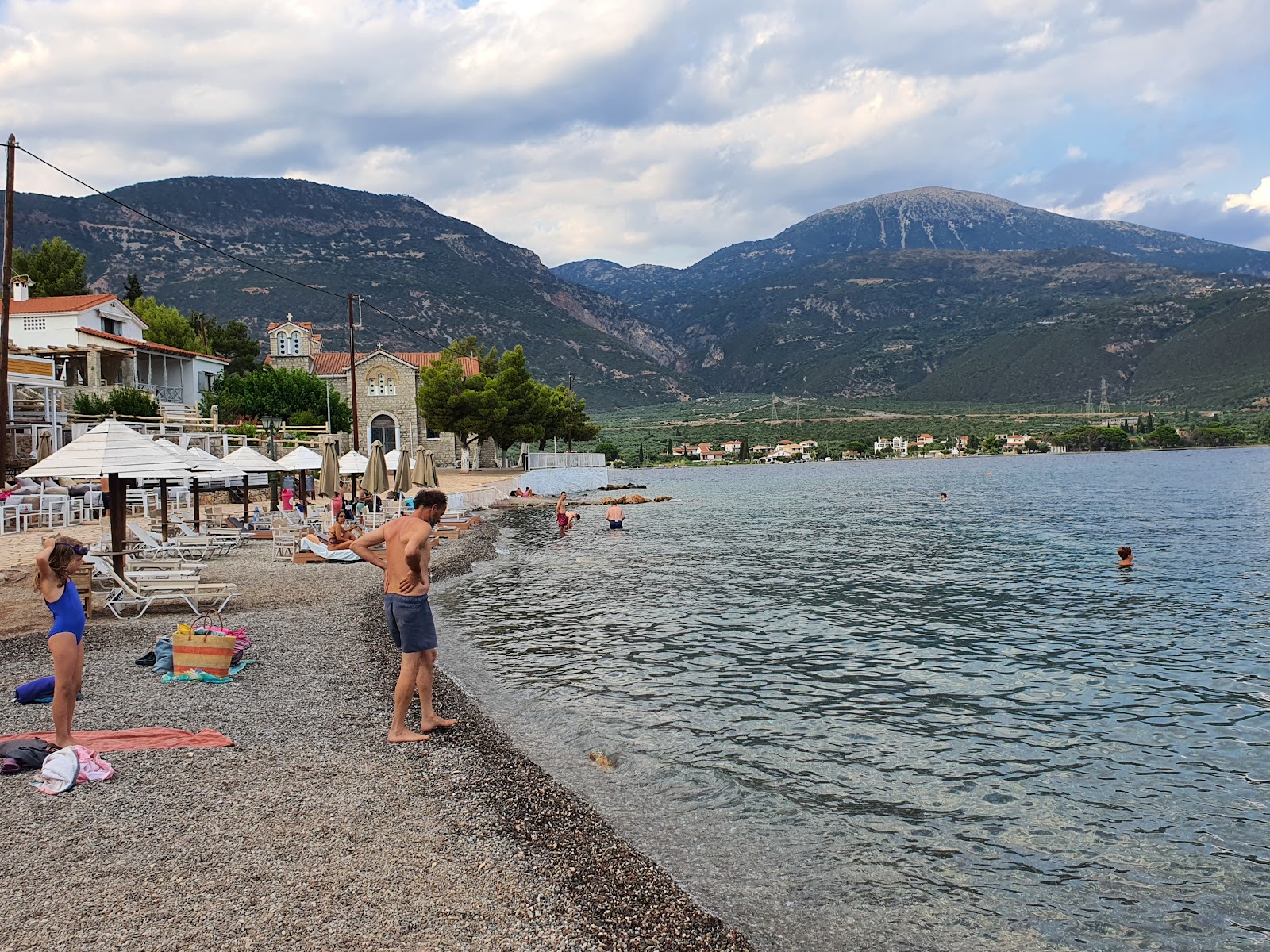 Zdjęcie Trizonia Beach z prosta linia brzegowa