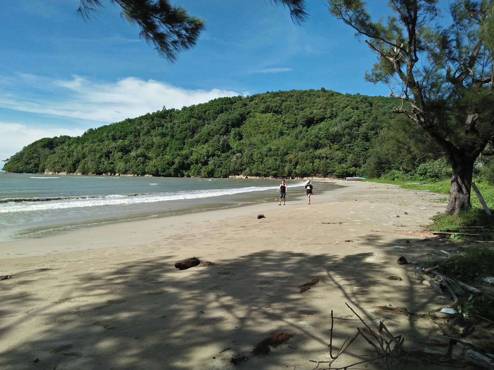 Foto di Loro Kecil Beach con una superficie del sabbia beige