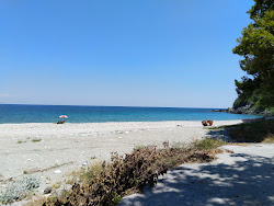 Photo de Ovrios beach entouré de montagnes