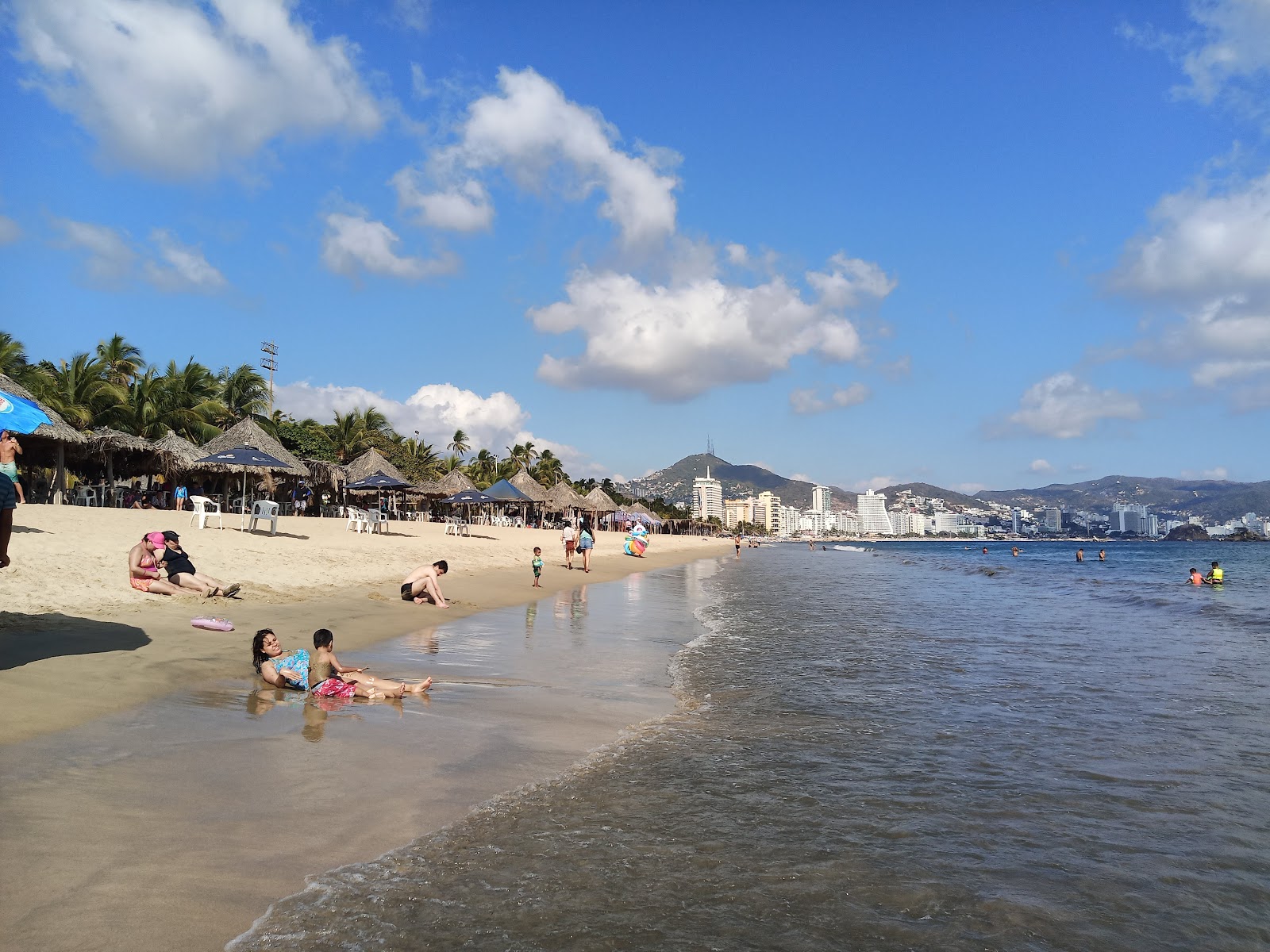 Foto de Playa Tamarindos con arena fina beige superficie