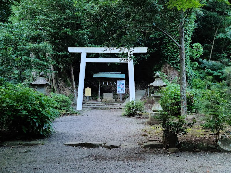 本宮・白山神社遥拝所（参道入口）