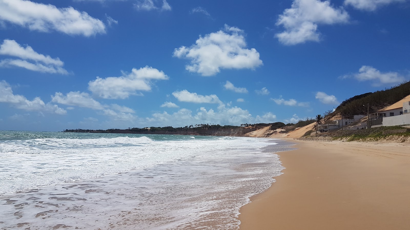 Foto von Buzios Strand II umgeben von Bergen