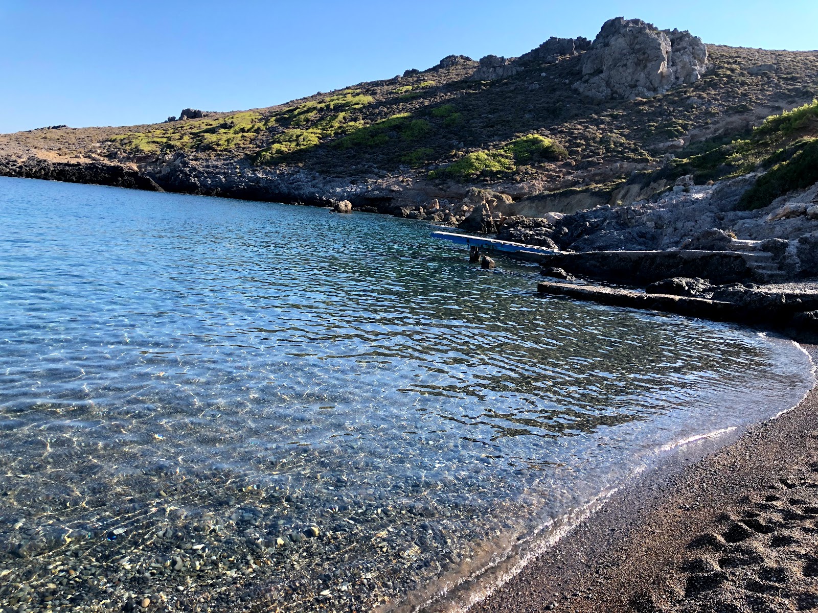 Photo de Paralia Vroulea avec l'eau cristalline de surface