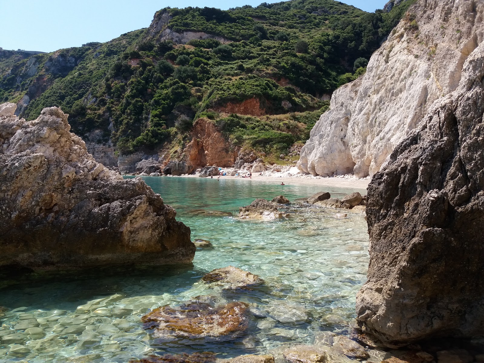 Foto di Agia Eleni sorretto da scogliere
