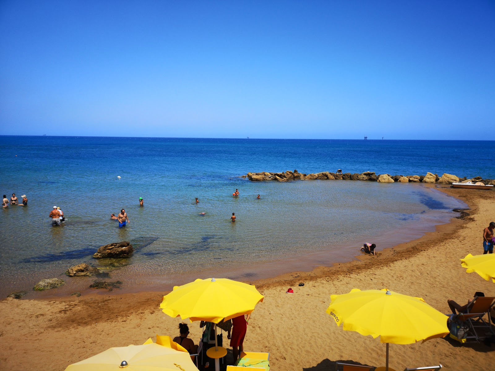 Foto von Spiaggia di Via Makalla mit brauner sand Oberfläche