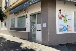 Garzo Dental. Implante dental - Ortodoncia - Clínica dental en Triana image