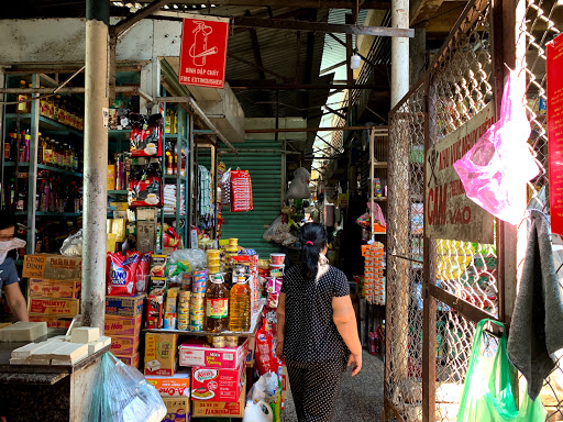 Hoang Hoa Tham Market