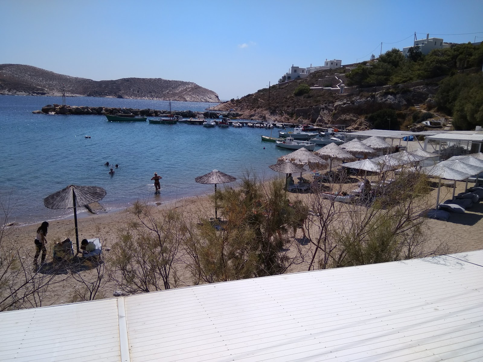 Paralia Achladi'in fotoğrafı uçurumlarla desteklenmiş