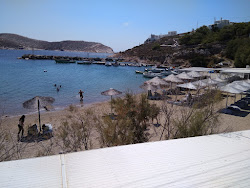 Paralia Achladi'in fotoğrafı uçurumlarla desteklenmiş