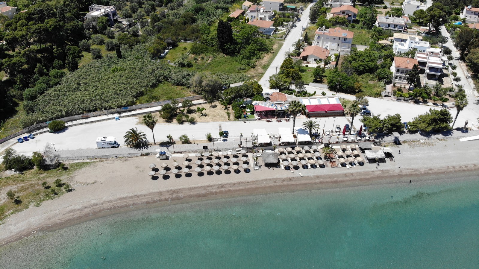 Photo de Paralia Isthmias avec sable clair avec caillou de surface