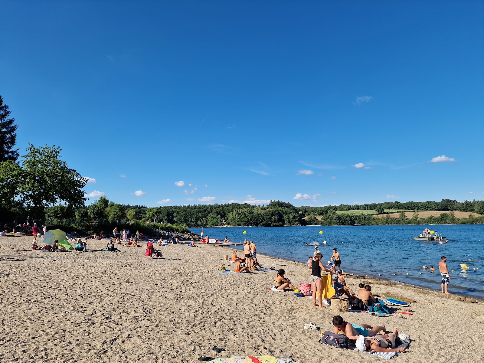 Foto di Plage de Pareloup con una superficie del sabbia beige