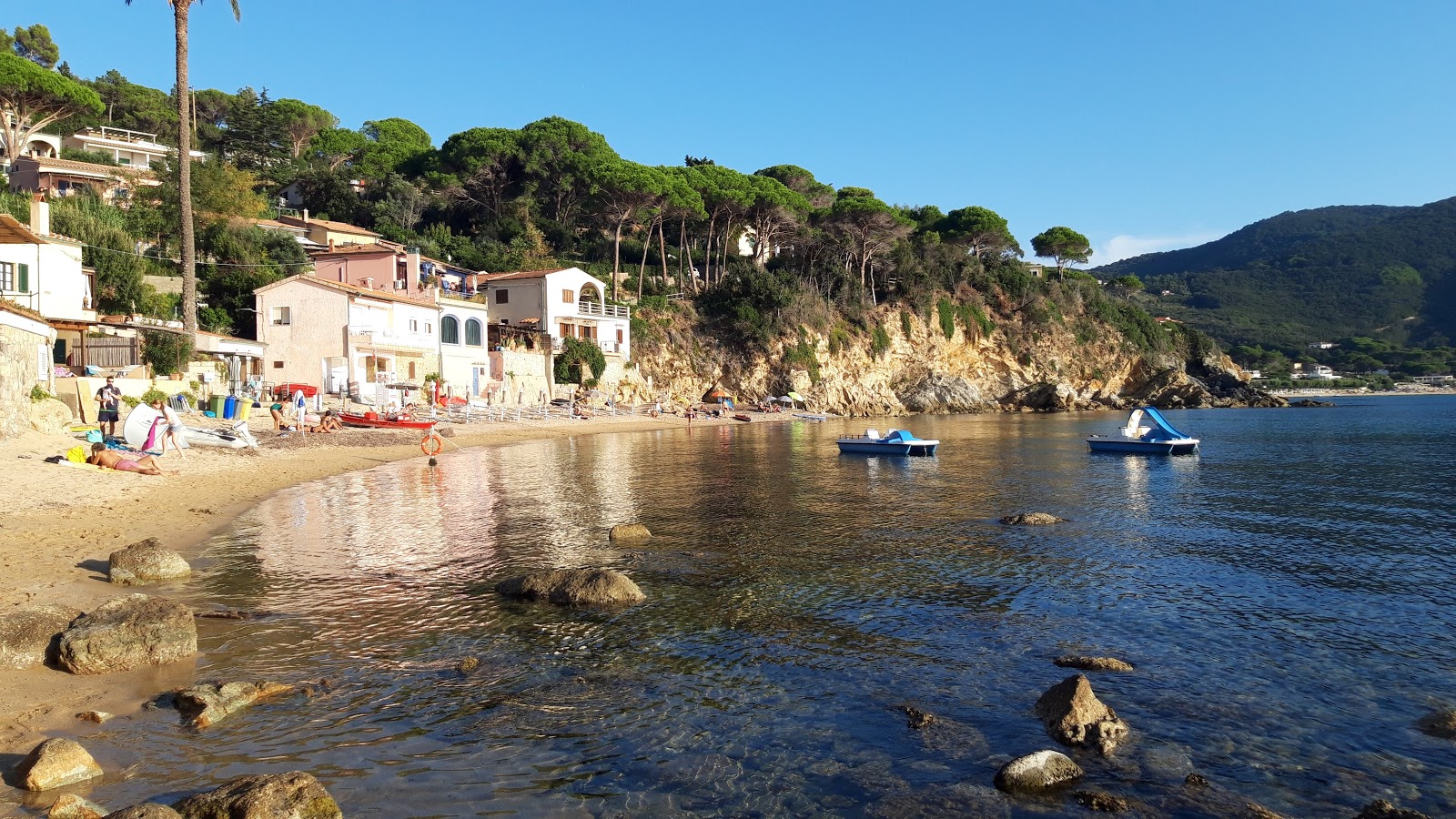 Photo of Forno Beach and the settlement