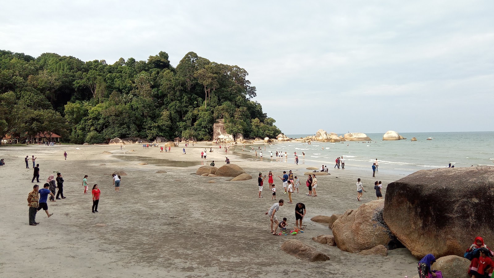 Foto von Teluk Tongkang Beach von Klippen umgeben